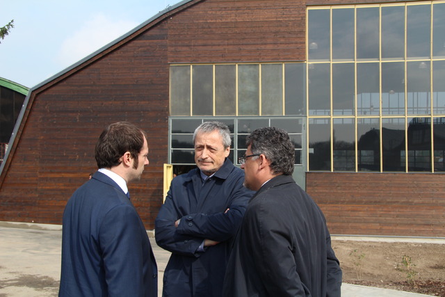 Ministr Stropnický hovoří před zrekonstruovaným hangárem se svými náměstky Beranem a Kuchtou