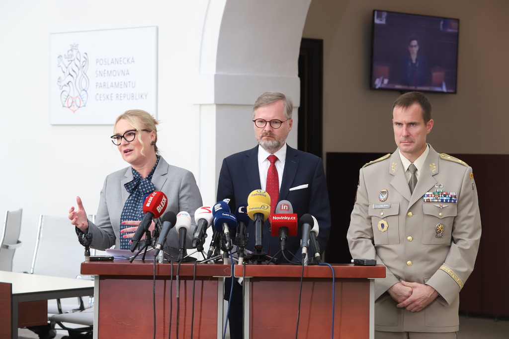 Vláda pověřila ministryni obrany jednáním o pořízení švédských BVP CV90 a amerických víceúčelových nadzvukových letadel F-35 Lightning II. Foto z dnešní tiskové konference (zleva ministryně obrany Jana Černochová, premiér Petr Fiala, náčelník Generálního štábu AČR genmjr. Karel Řehka)