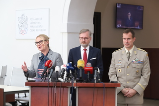Vláda pověřila ministryni obrany jednáním o pořízení švédských BVP CV90 a amerických víceúčelových nadzvukových letadel F-35 Lightning II. Foto z dnešní tiskové konference (zleva ministryně obrany Jana Černochová, premiér Petr Fiala, náčelník Generálního štábu AČR genmjr. Karel Řehka)