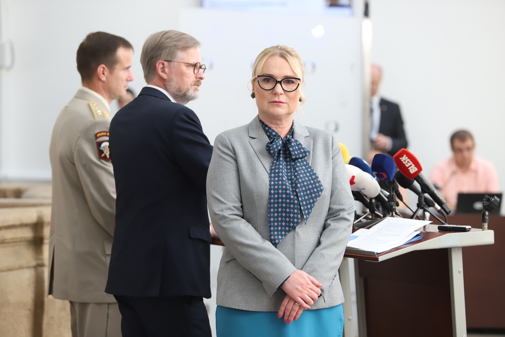 Vláda pověřila ministryni obrany jednáním o pořízení švédských BVP CV90 a amerických víceúčelových nadzvukových letadel F-35 Lightning II. Foto z dnešní tiskové konference 