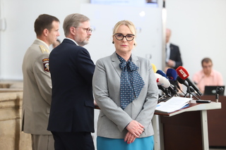 Vláda pověřila ministryni obrany jednáním o pořízení švédských BVP CV90 a amerických víceúčelových nadzvukových letadel F-35 Lightning II. Foto z dnešní tiskové konference 