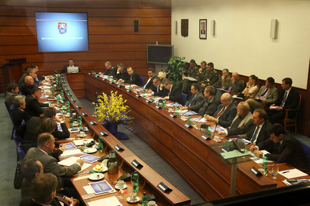 Ministr obrany představil poslancům a senátorům Bílou knihu