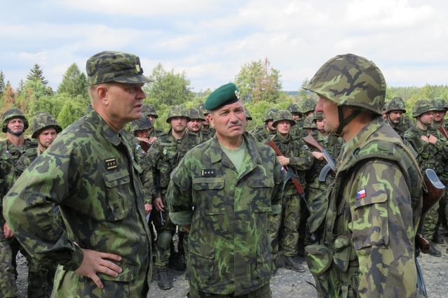 Náčelník Generálního štábu AČR s ředitelem KVV Zlín a velitelem 231. pěší roty AZ