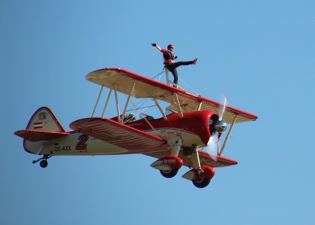 Kaskadérka Peggy Valentin vystupující za letu