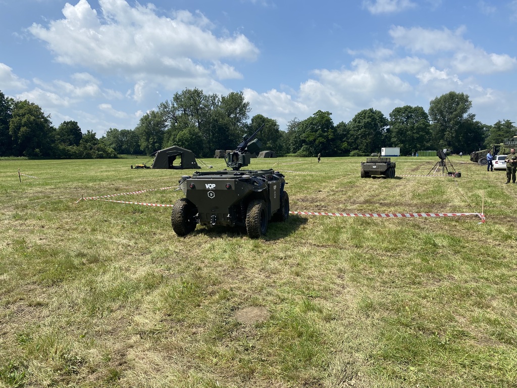 VOP CZ odprezentoval autonomní vozidla UGV TAROS čtvrté generace 