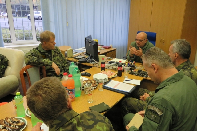 generálporučík Bečvář během jednání s plukovníkem Marečkem v Líních