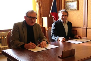 Ve středu 10. 12. následoval podpis s Českou radou dětí a mládeže