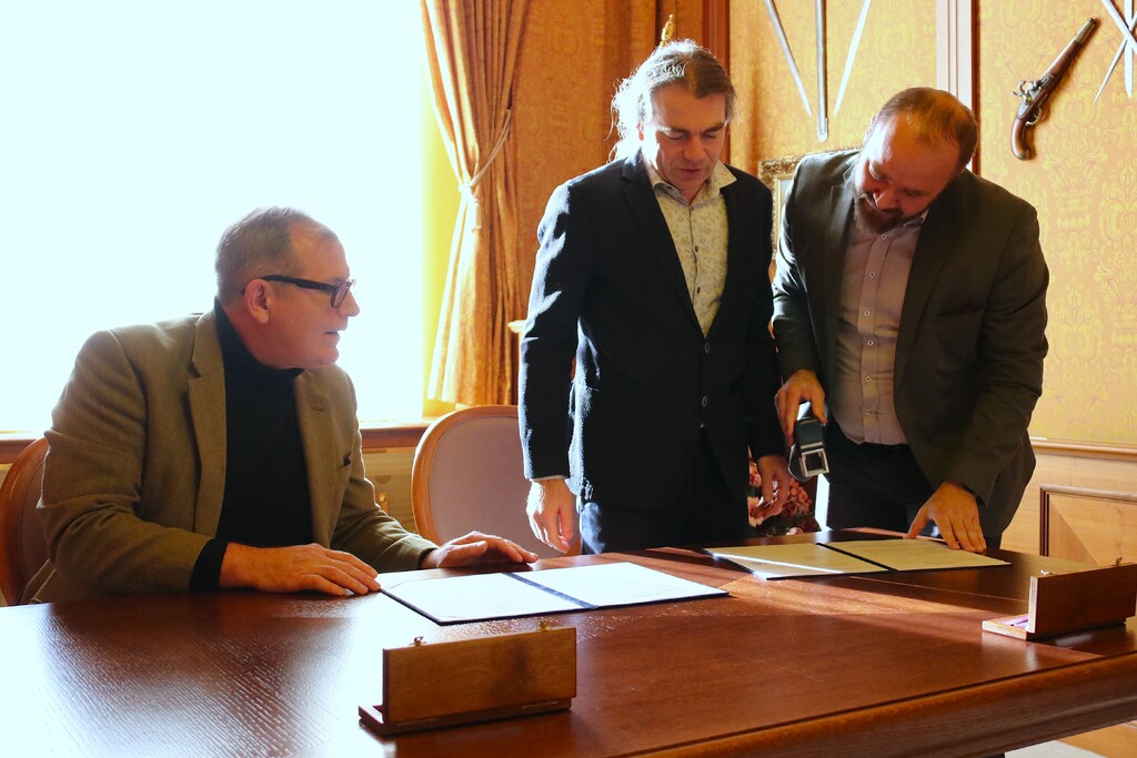 Ve středu 10. 12. následoval podpis s Českou radou dětí a mládeže