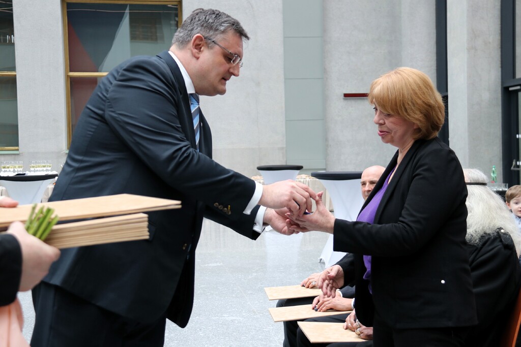 Náměstek René Schreier předal pamětní odznaky 17 účastníkům 3. odboje