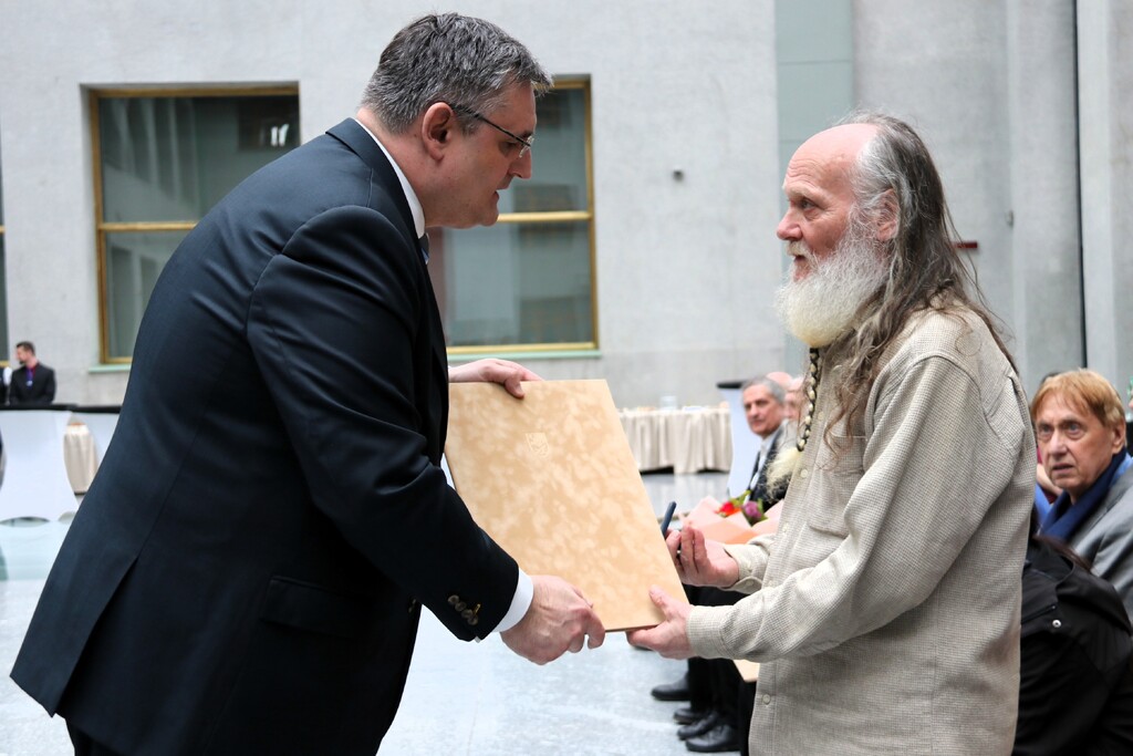 Náměstek René Schreier předal pamětní odznaky 17 účastníkům 3. odboje