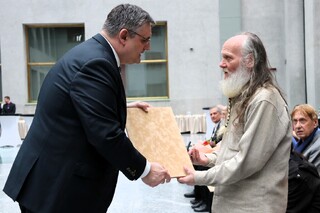 Náměstek René Schreier předal pamětní odznaky 17 účastníkům 3. odboje