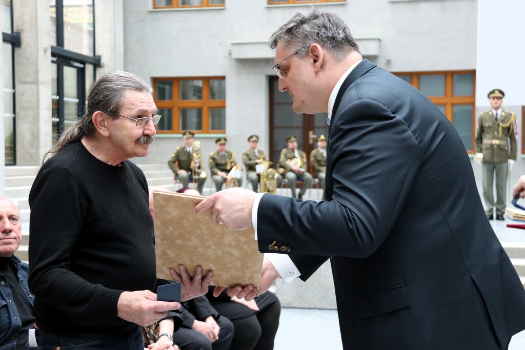 Náměstek René Schreier předal pamětní odznaky 17 účastníkům 3. odboje