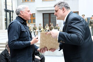 Náměstek René Schreier předal pamětní odznaky 17 účastníkům 3. odboje