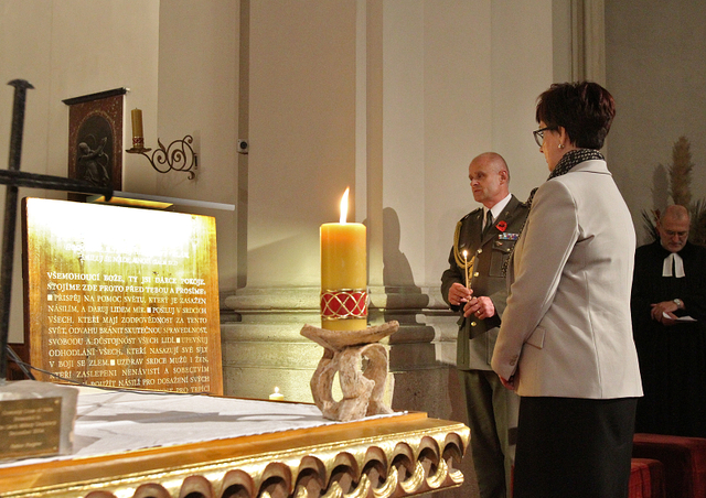 Svíci zapálila také náměstkyně ministra Alena Netolická