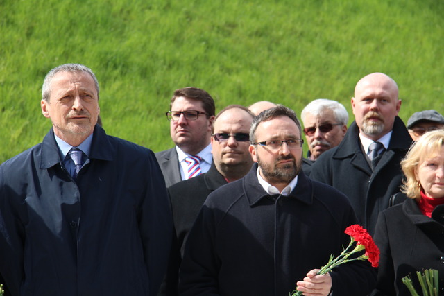 Ministr obrany Martin Stropnický se zástupci radnice městské části Praha 8 během slavnostního otevření Kobyliské střelnice