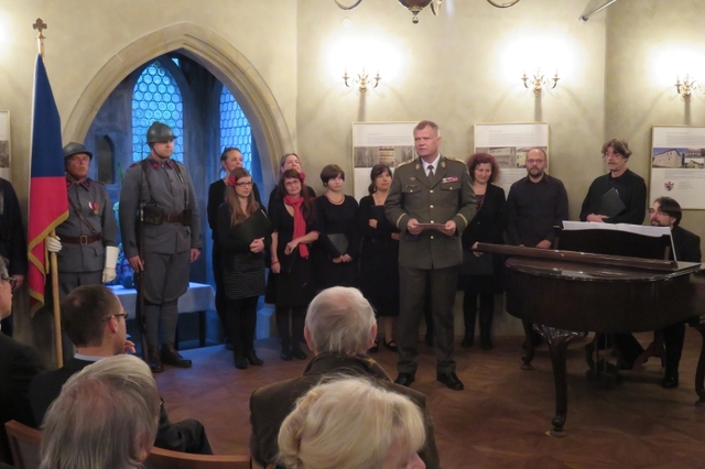 generálporučík Bečvář hovoří k přítomným na vernisáži výstavy