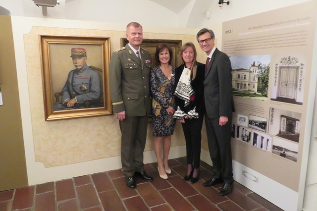 společná fotografie u portrétu generála Pellého zleva: generálporučík Josef Bečvář, Marcela Šášinková, Isabelle Sandiford-Pellé Monzini a Pierre Asvazadourian