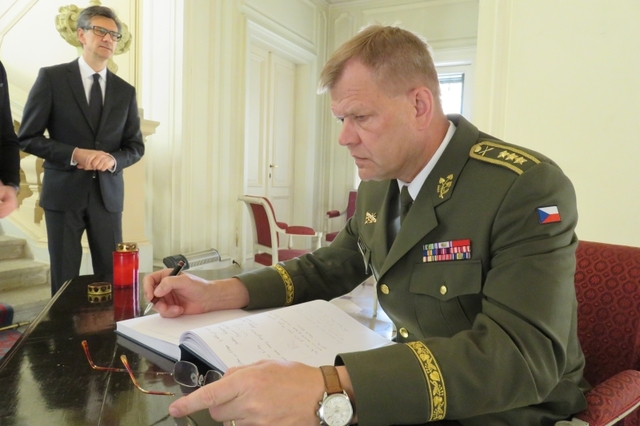 Generálporučík Bečvář při zápisu do kondolenční knihy