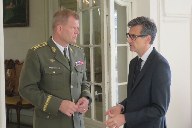 Generálporučík Bečvář při rozhovoru s velvyslancem Asvazadourianem