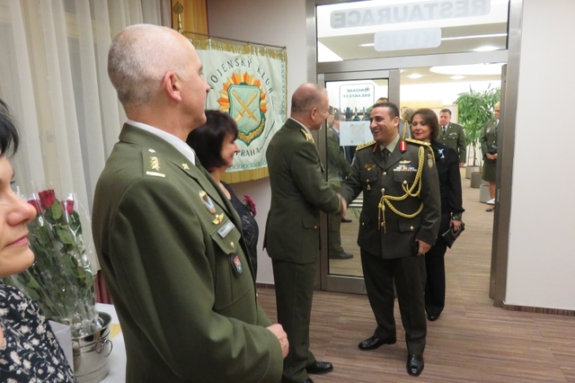 Vítání hostů se ujali 1. zástupce náčelníka Generálního štábu AČR generálporučík Jiří Baloun a ředitel Ředitelství zahraničních aktivit plukovník Gabriel Kovács