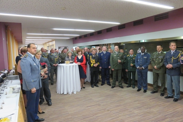 Účast na tradičním předvánočním setkání s vojenskými a leteckými přidělenci byla hojná
