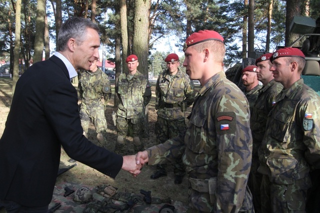 Generální tajemník Severoatlantické aliance se zdraví s českými vojáky na cvičení Noble Jump