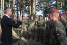 Generální tajemník Severoatlantické aliance hovoří s českými vojáky na cvičení Noble Jump