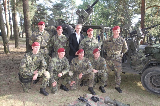  Společné foto chrudimských výsadkářů s generálním tajemníkem Severoatlantické aliance
