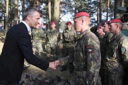 Generální tajemník NATO navštívil vojáky na cvičení Noble Jump