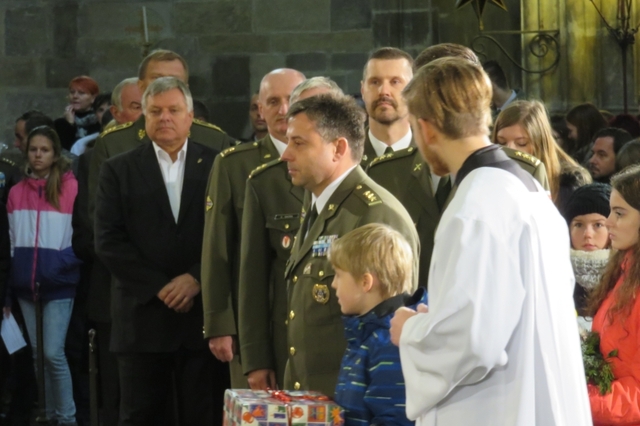 děti s dary doprovodili vojáci