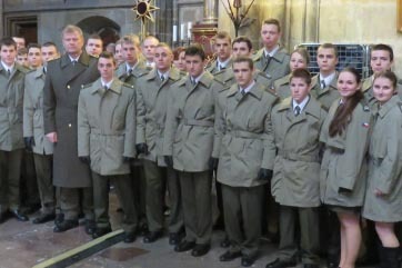 na závěr se generálporučík Bečvář vyfotil s přítomnými studenty vojenské střední školy