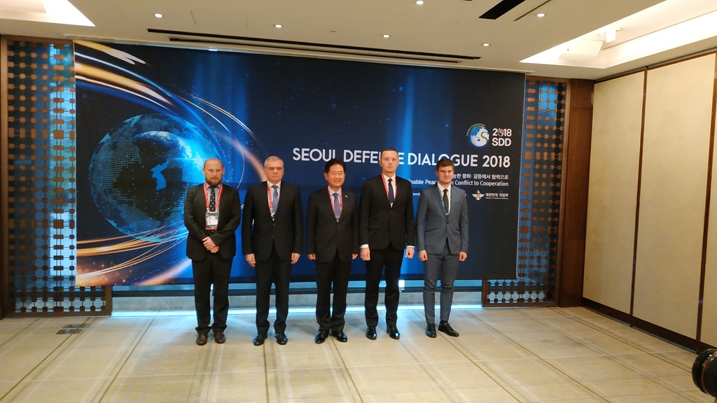 Martin Riegl, státní tajemník  István Szabo (HU), viceministr obrany Suh Choo-suk (KR)  a  státní tajemník  Tomasz Zdzikot (PL ) (zleva)