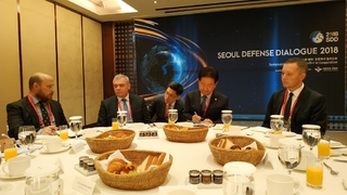 Martin Riegl, státní tajemníci  István Szabo (HU), Tomasz Zdzikot (PL) a konzul slovenského velvyslanectví v Soulu Martin Nastišin (zleva)