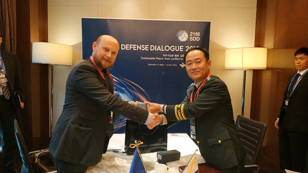 Zástupce generálního ředitele pro mezinárodní politiku MO KR brig.gen. Park Cheol-Kyun (vpravo)