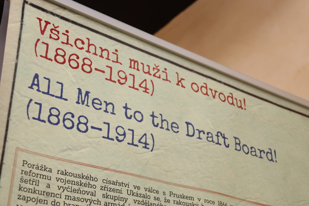 V Armádním muzeu Žižkov je k vidění nová panelová výstava o administrativě povinné vojenské služby