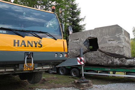 Jeřáb i podvalník jen pár metrů od sebe