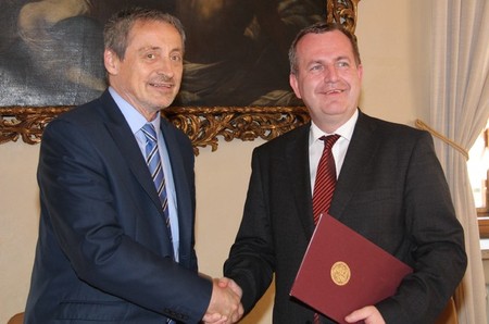Ministerstvo obrany a Univerzita Karlova podepsaly memorandum o vzájemné spolupráci