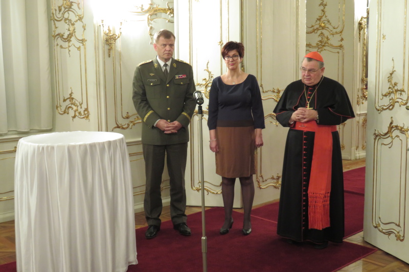 Zleva: generálporučík Bečvář, náměstkyně Netolická a kardinál Duka