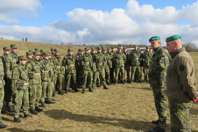 generálporučík Bečvář hovoří s nováčky
