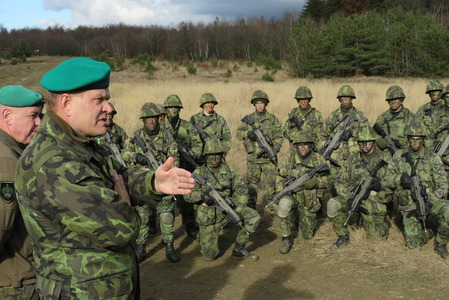 Generál Bečvář: Považuji za svoji povinnost seznamovat se s výcvikem nováčků