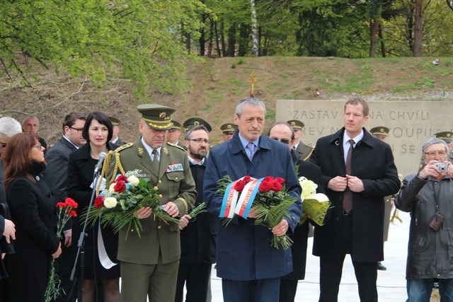 Po slavnostním ceremoniálu položili ministr Stropnický a genpor. Baloun kytice před desky se jmény popravených
