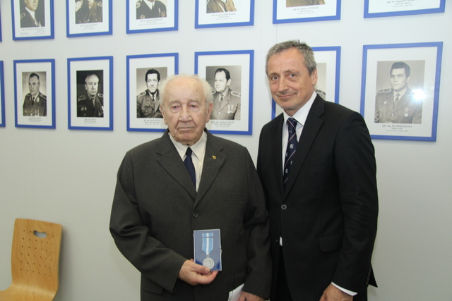 Ministr obrany Martin Stropnický předal pamětní medaili 24. základny plk. v.z. Ivanu Adamovi, veliteli kbelské základny, který byl odvolán v době normalizace