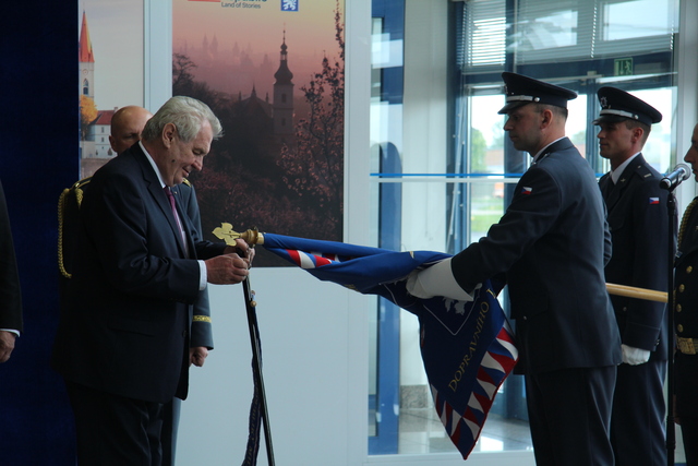 24. základna dopravního letectva má nyní na svém bojovém praporu pamětní stuhu prezidenta republiky