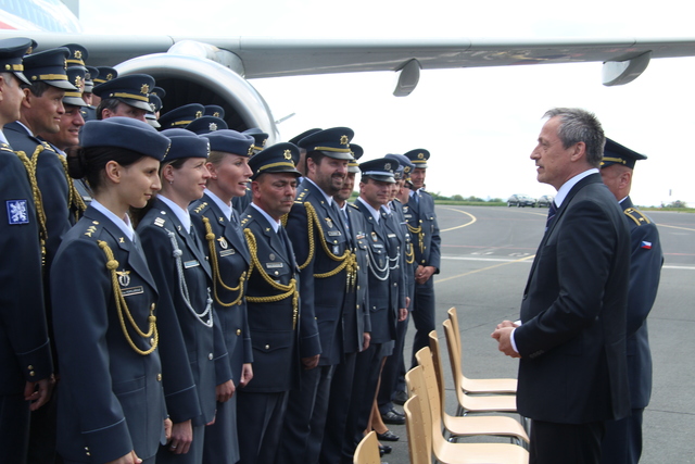 Ministr obrany hovoří s příslušníky kbelské základny