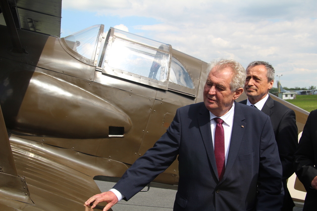 Prezident republiky si prohlíží prvorepublikový stíhací letoun Avia