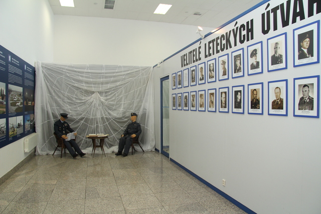 Pohled na galerii velitelů na kbelském letišti