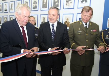 Prezident republiky otevřel galerii velitelů letiště Praha - Kbely