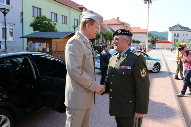 Armádní generál Bečvář se zdraví s generálem Maximem po příjezdu do Brezové pod Bradlom
