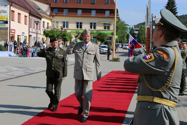 Generálové vykonali přehlídku čestné jednotky
