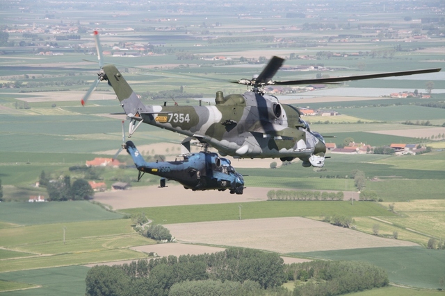 Dvojice Mi-24 nad belgickou krajinou